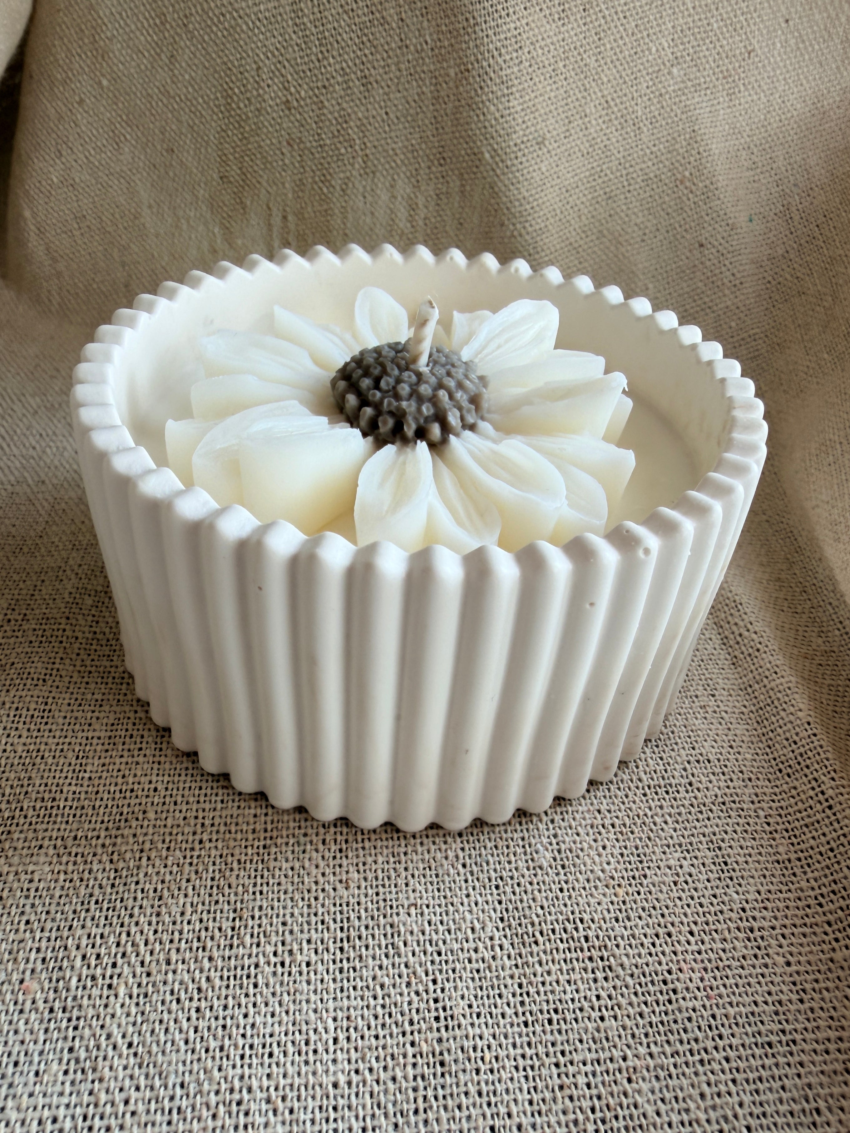 Daisy Solo Bloom Jesmonite Vessel with Candle & Daisy – 8×4 cm