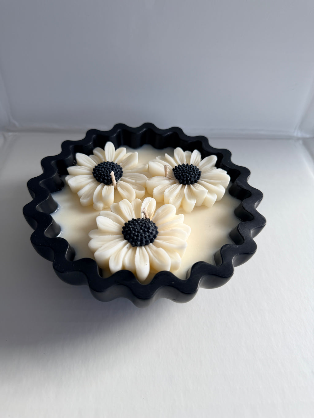Daisy Bloom Candle Bowl – Handcrafted Decorative Jesmonite Candle No.3