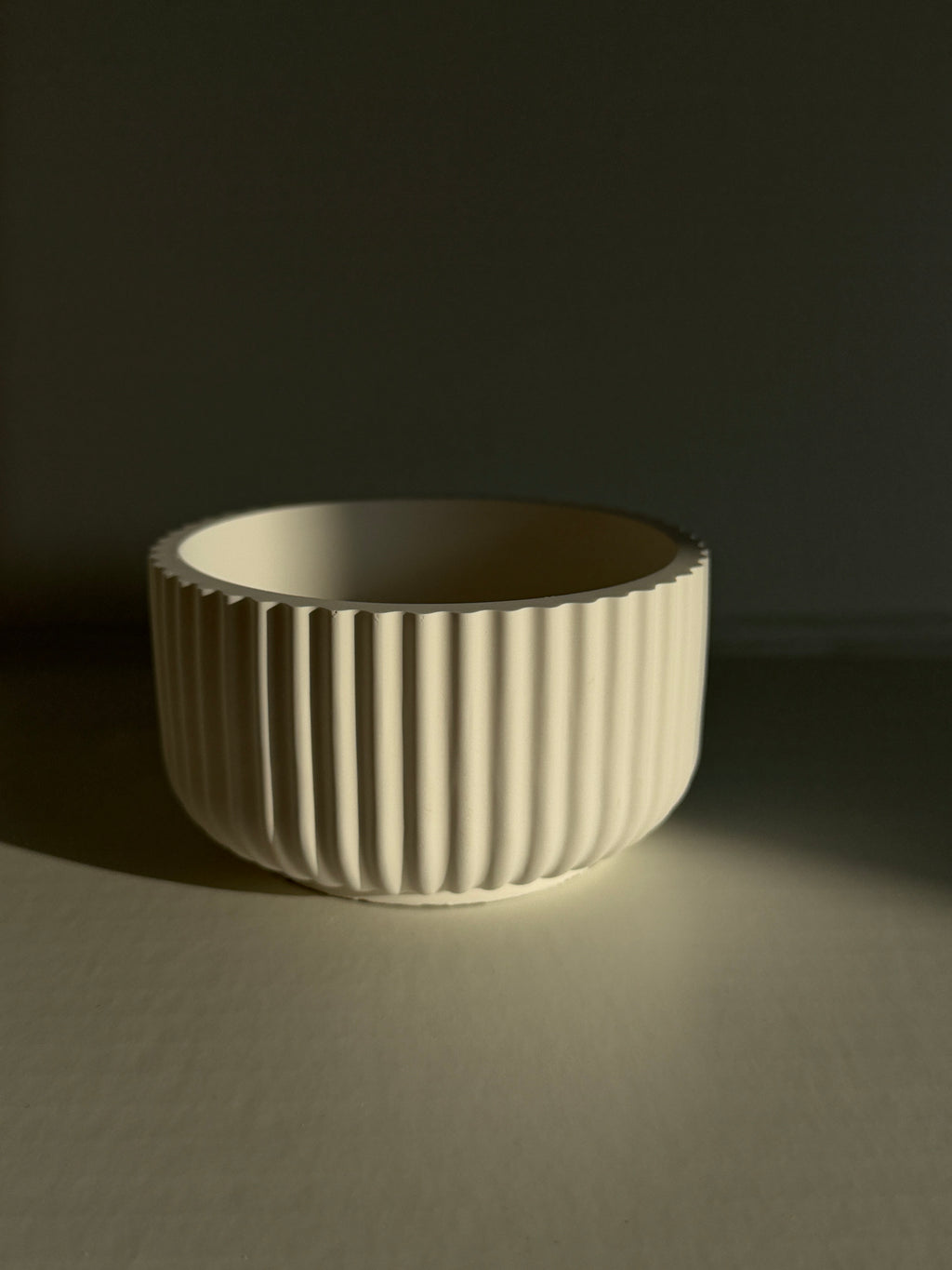Dune Halo Ribbed Jesmonite Vessel – Round Decorative Dish for Home & Desk