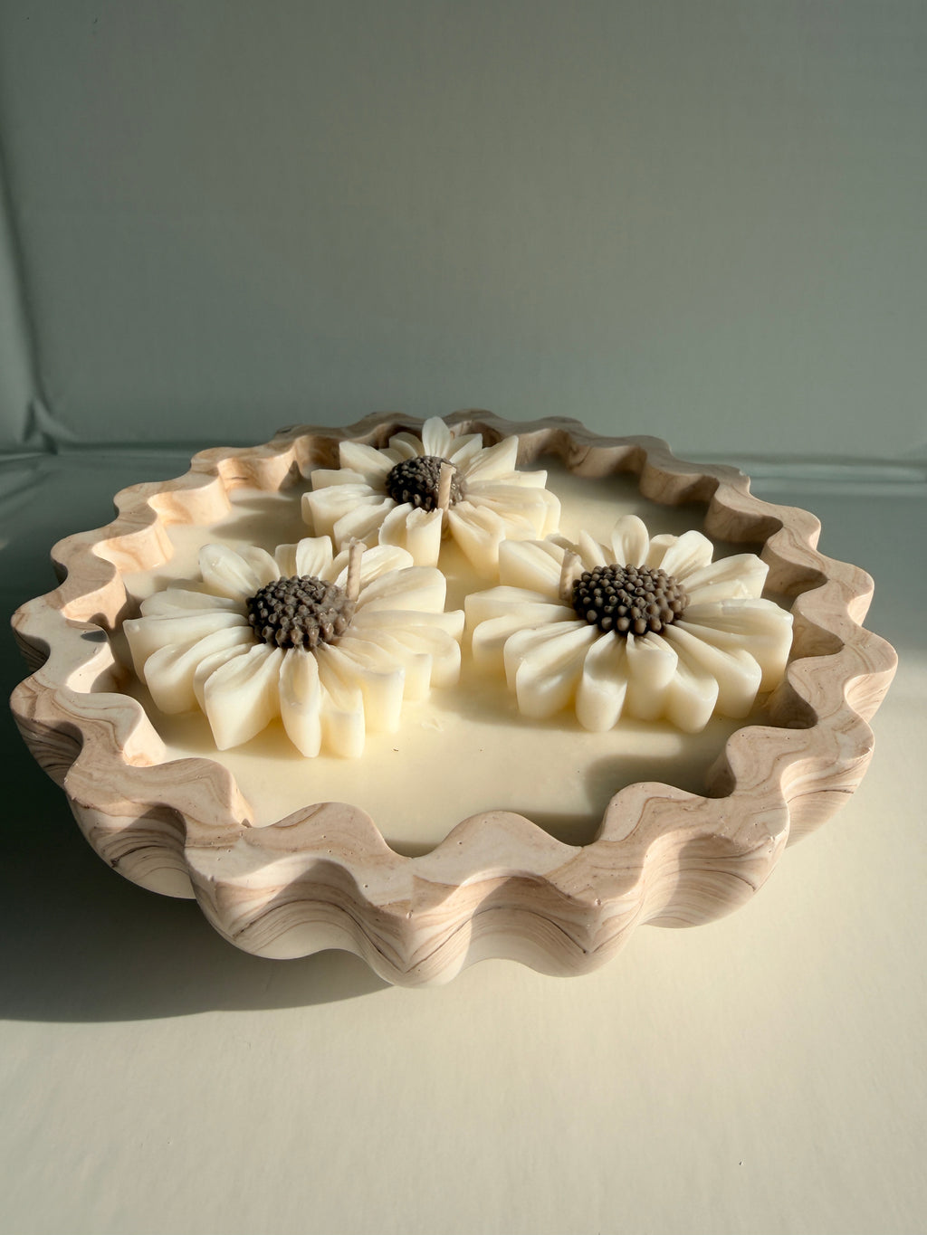 Daisy Bloom Candle Bowl – Handcrafted Decorative Jesmonite Candle No.3
