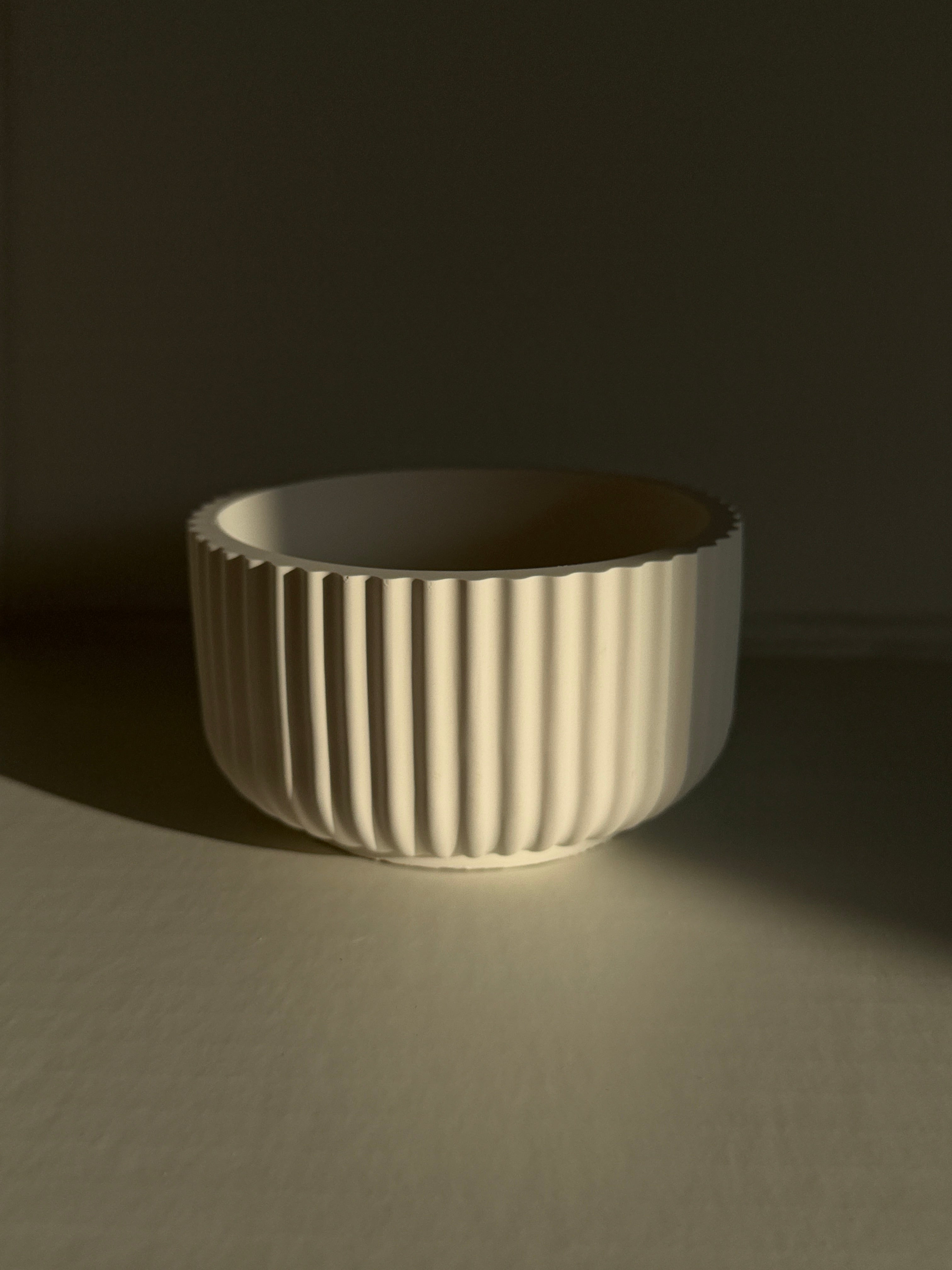 Dune Halo Ribbed Jesmonite Vessel – Round Decorative Dish for Home & Desk