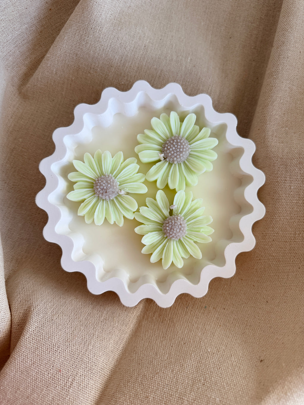Daisy Bloom Candle Bowl – Handcrafted Decorative Jesmonite Candle No.3
