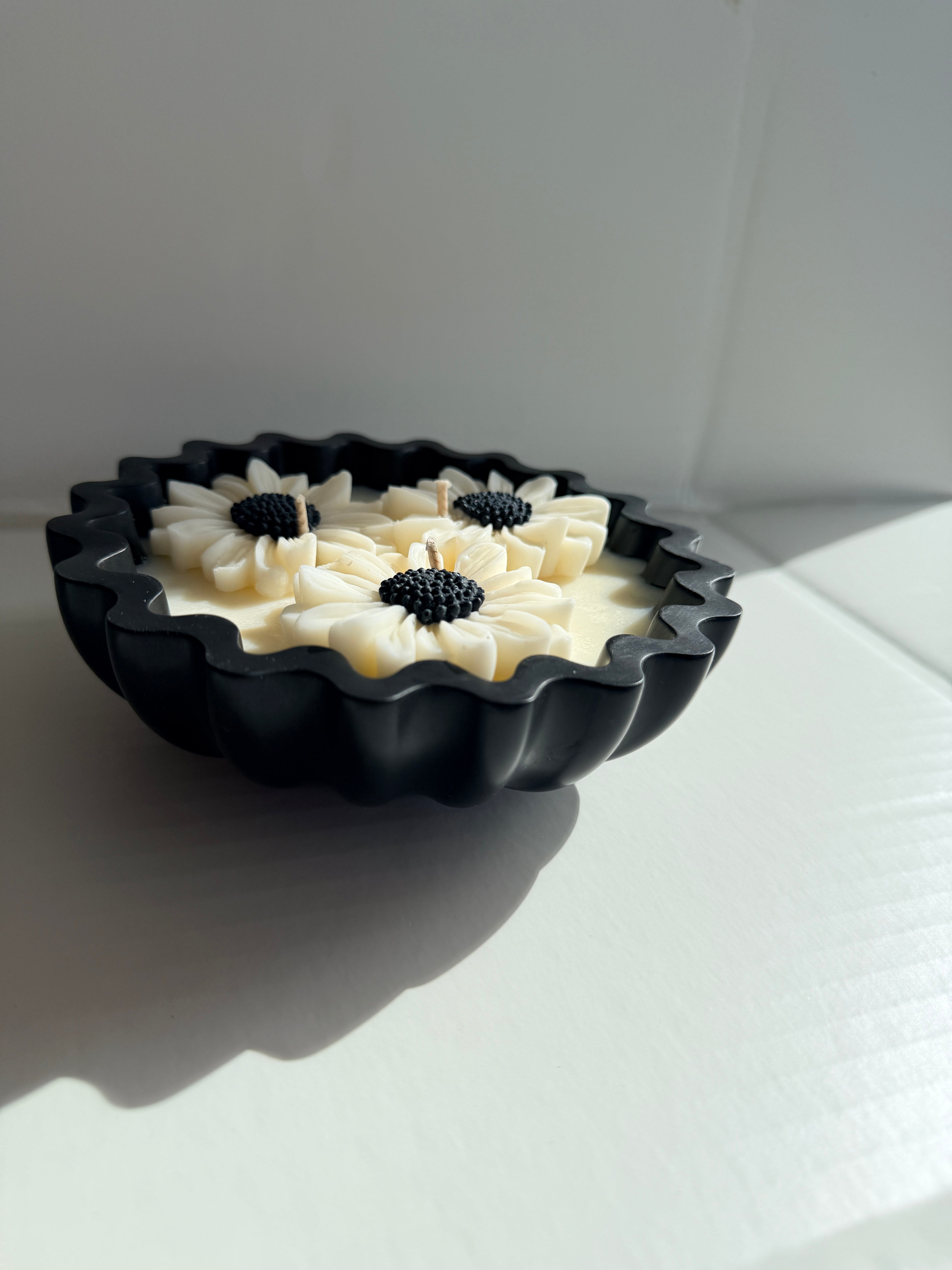 Daisy Bloom Candle Bowl – Handcrafted Decorative Jesmonite Candle No.3 in Black
