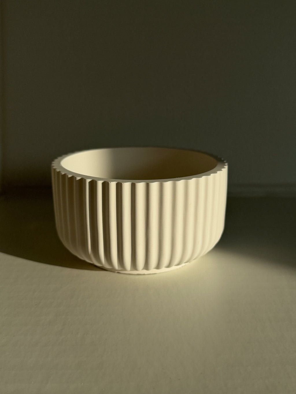 Dune Halo Ribbed Jesmonite Vessel – Round Decorative Dish for Home & Desk