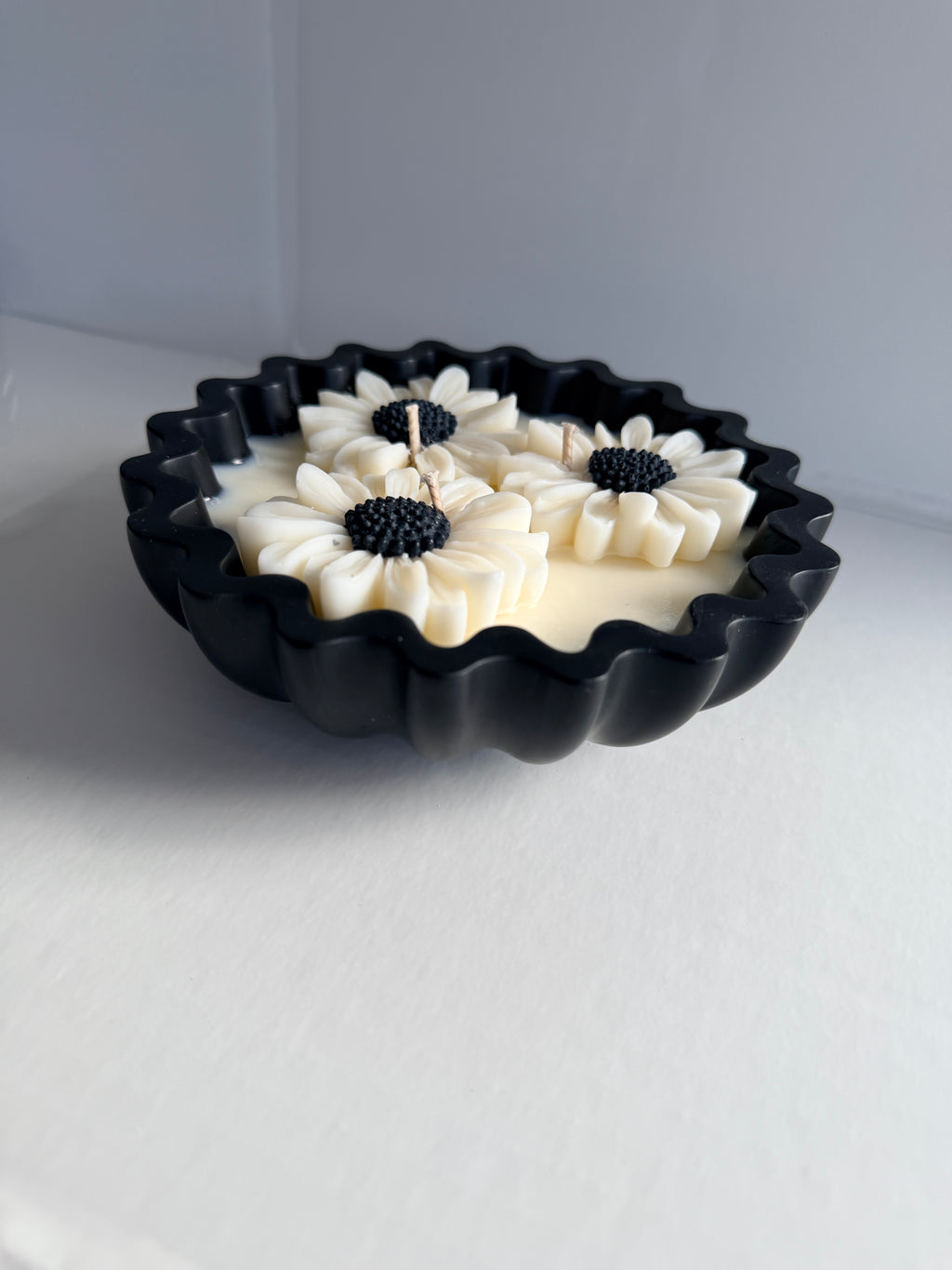 Daisy Bloom Candle Bowl – Handcrafted Decorative Jesmonite Candle No.3 in Black