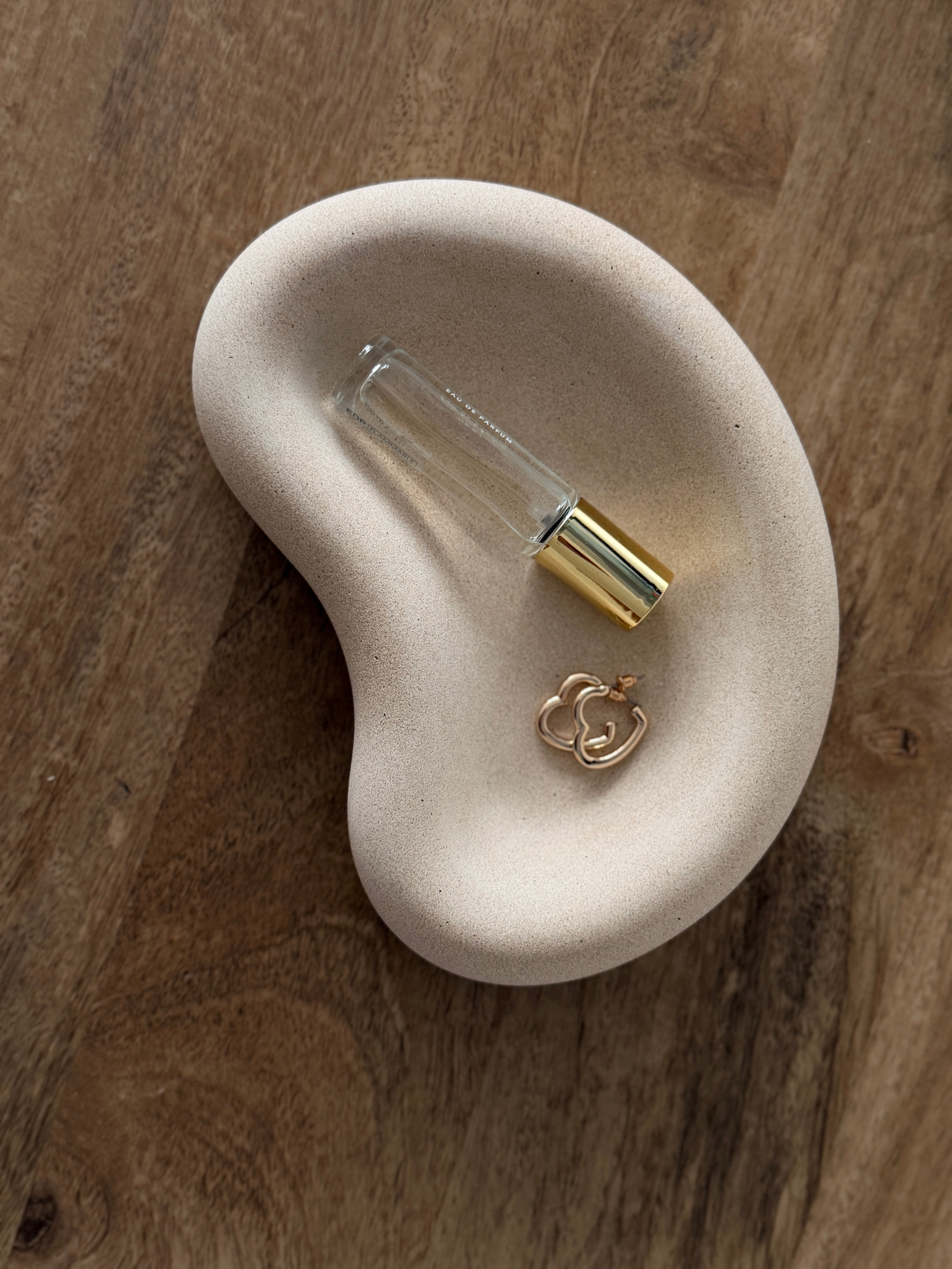 Luna Dish – Handcrafted Kidney-Shaped Jesmonite Tray.