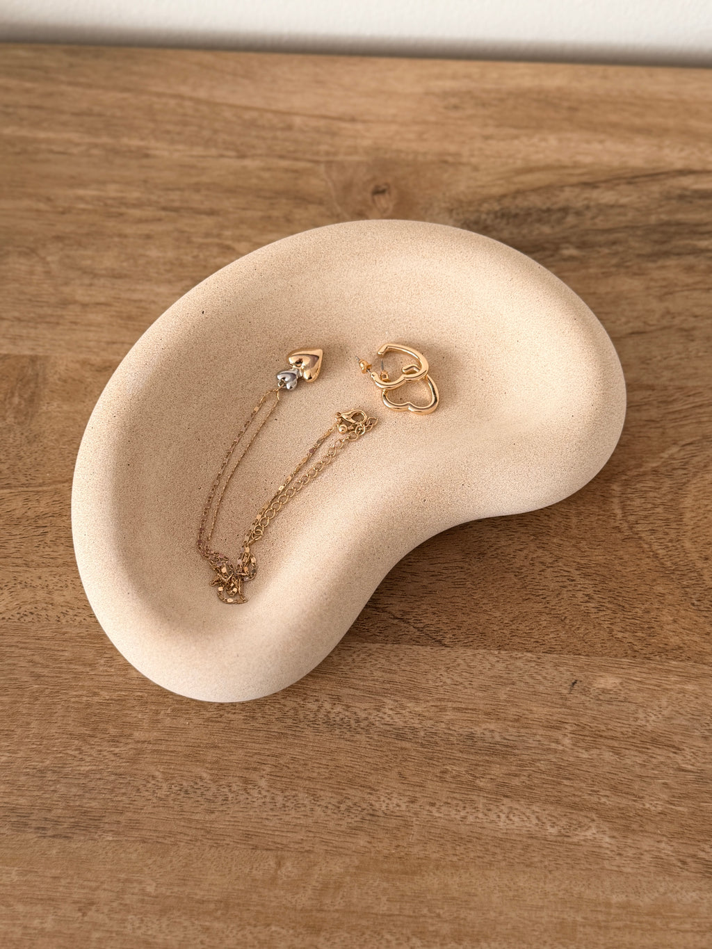 Luna Dish – Handcrafted Kidney-Shaped Jesmonite Tray.