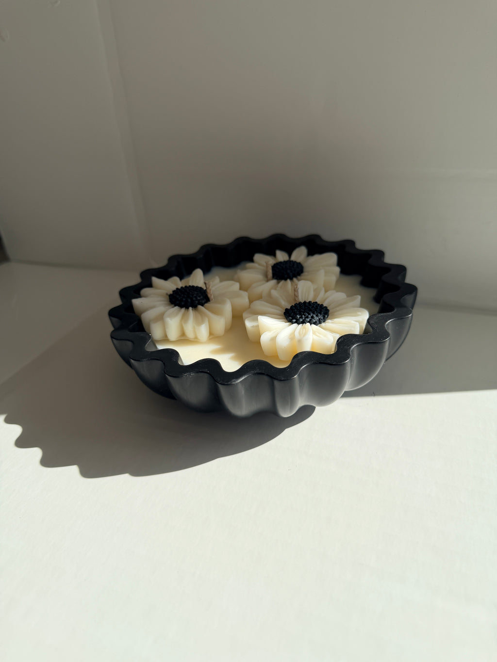 Daisy Bloom Candle Bowl – Handcrafted Decorative Jesmonite Candle No.3 in Black