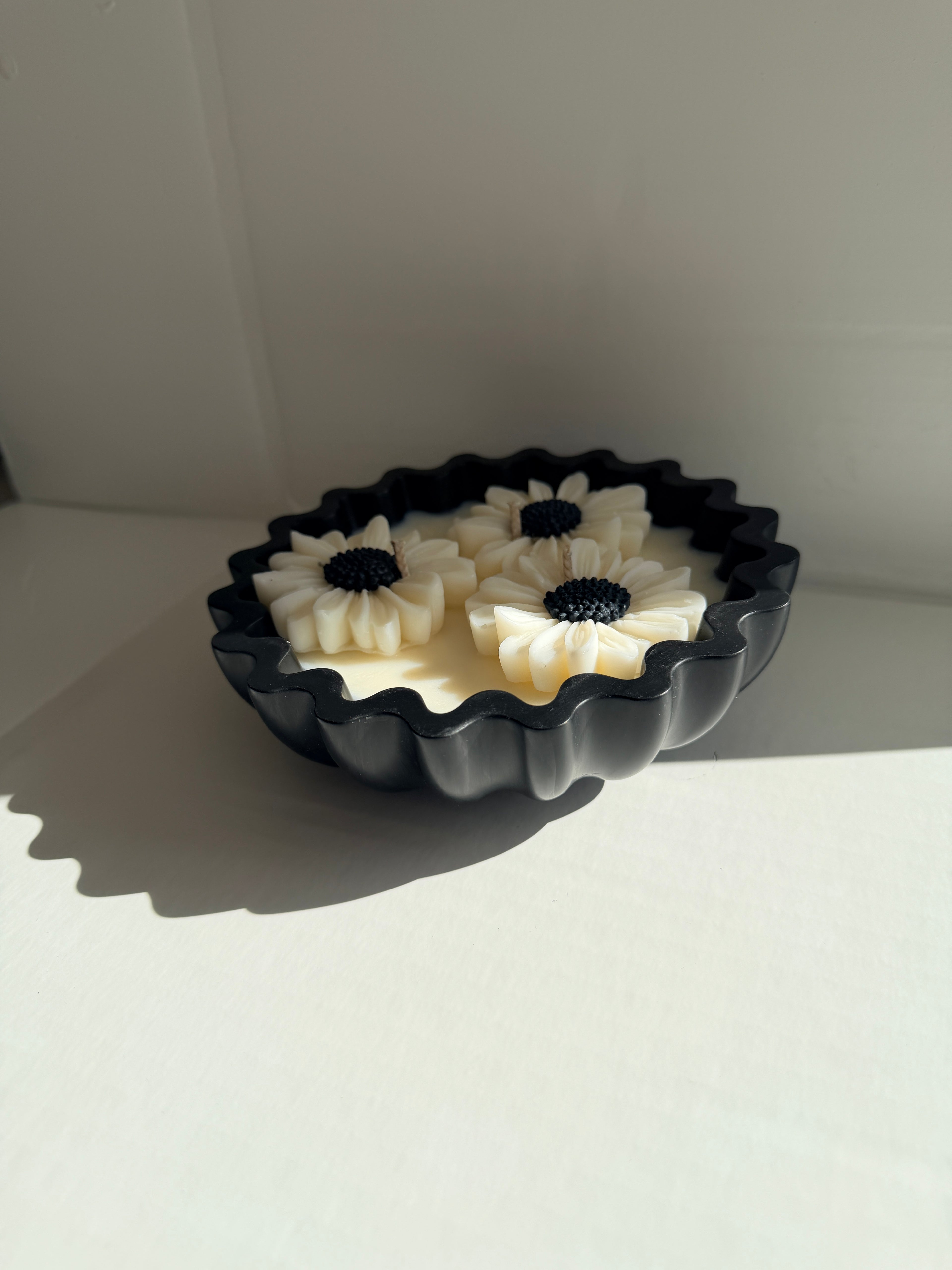 Daisy Bloom Candle Bowl – Handcrafted Decorative Jesmonite Candle No.3 in Black