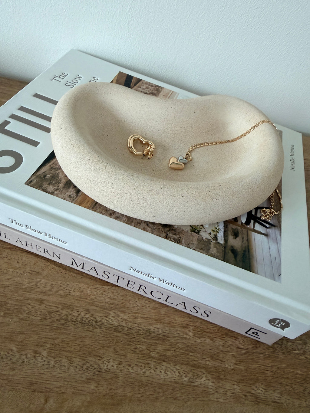 Luna Dish – Handcrafted Kidney-Shaped Jesmonite Tray.