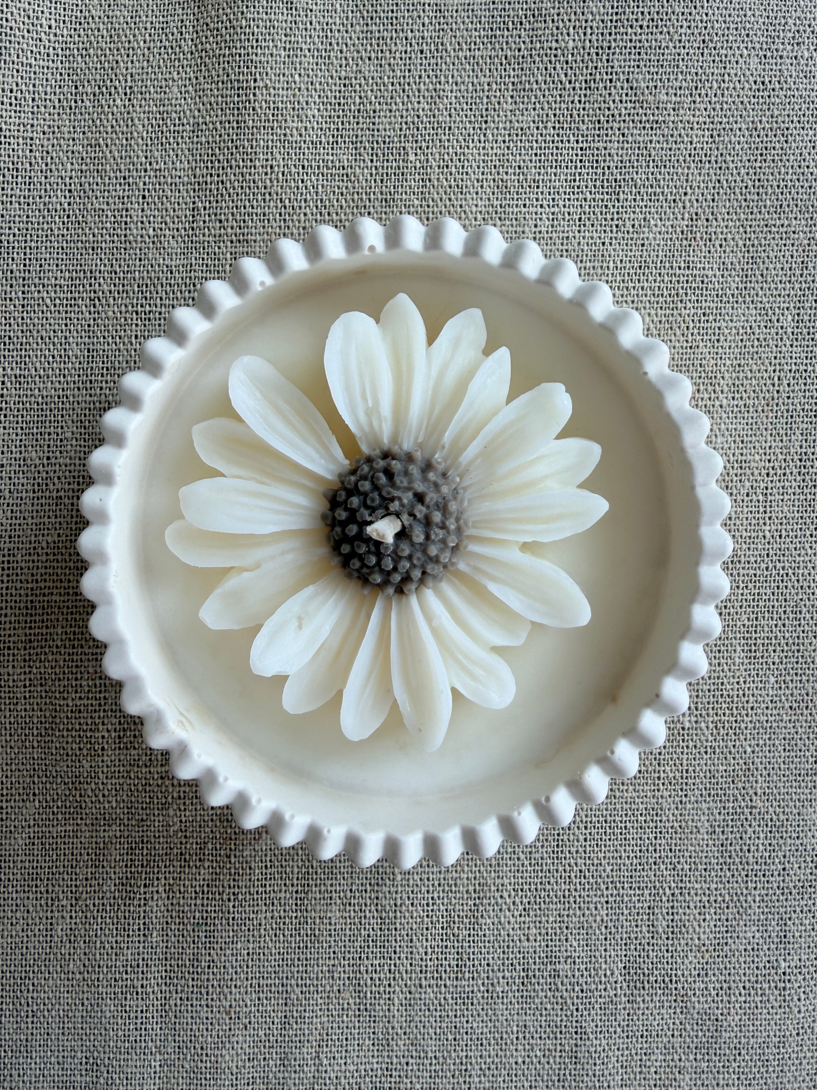 Daisy Solo Bloom Jesmonite Vessel with Candle & Daisy – 8×4 cm