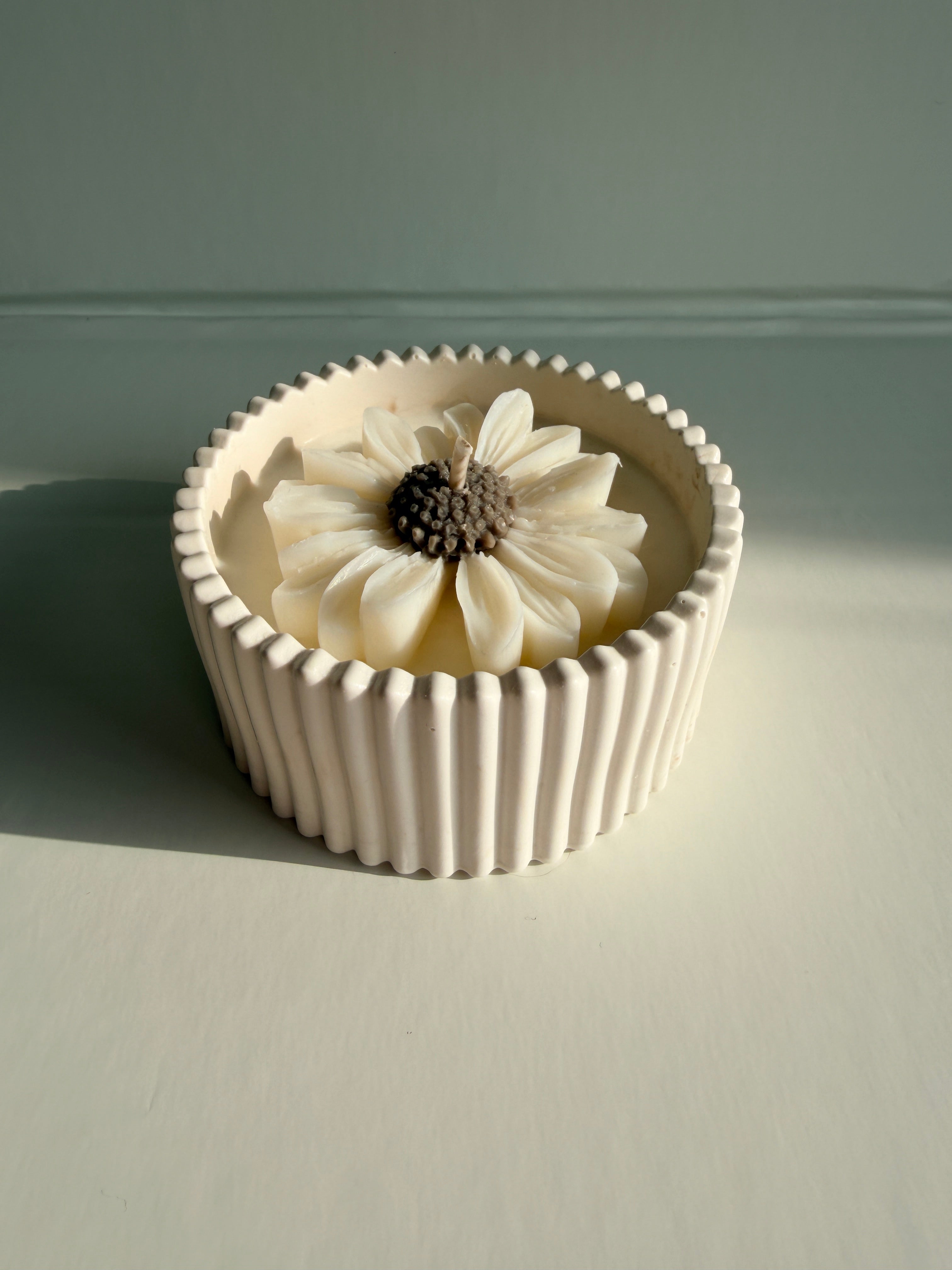 Daisy Solo Bloom Jesmonite Vessel with Candle & Daisy – 8×4 cm
