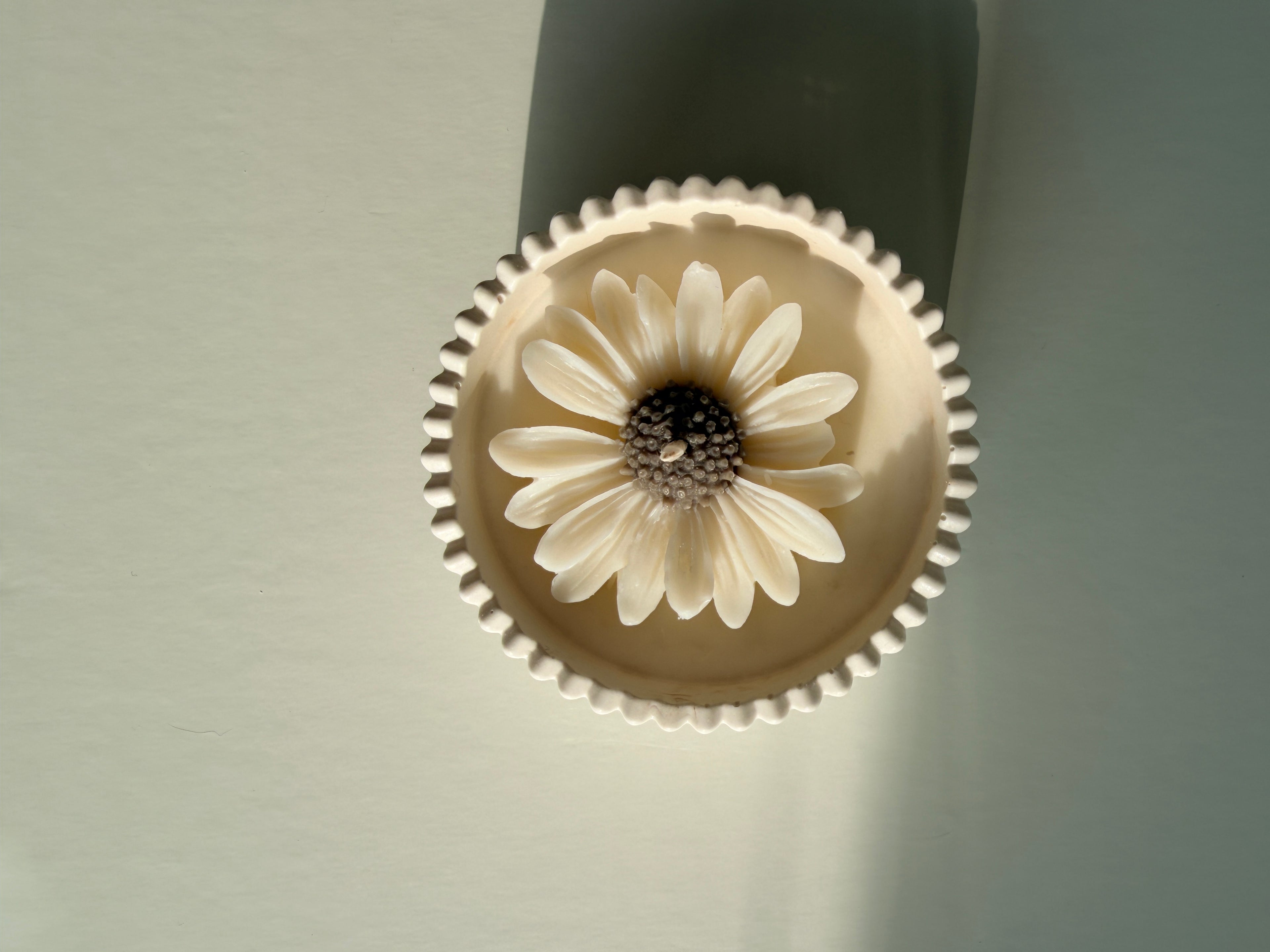 Daisy Solo Bloom Jesmonite Vessel with Candle & Daisy – 8×4 cm