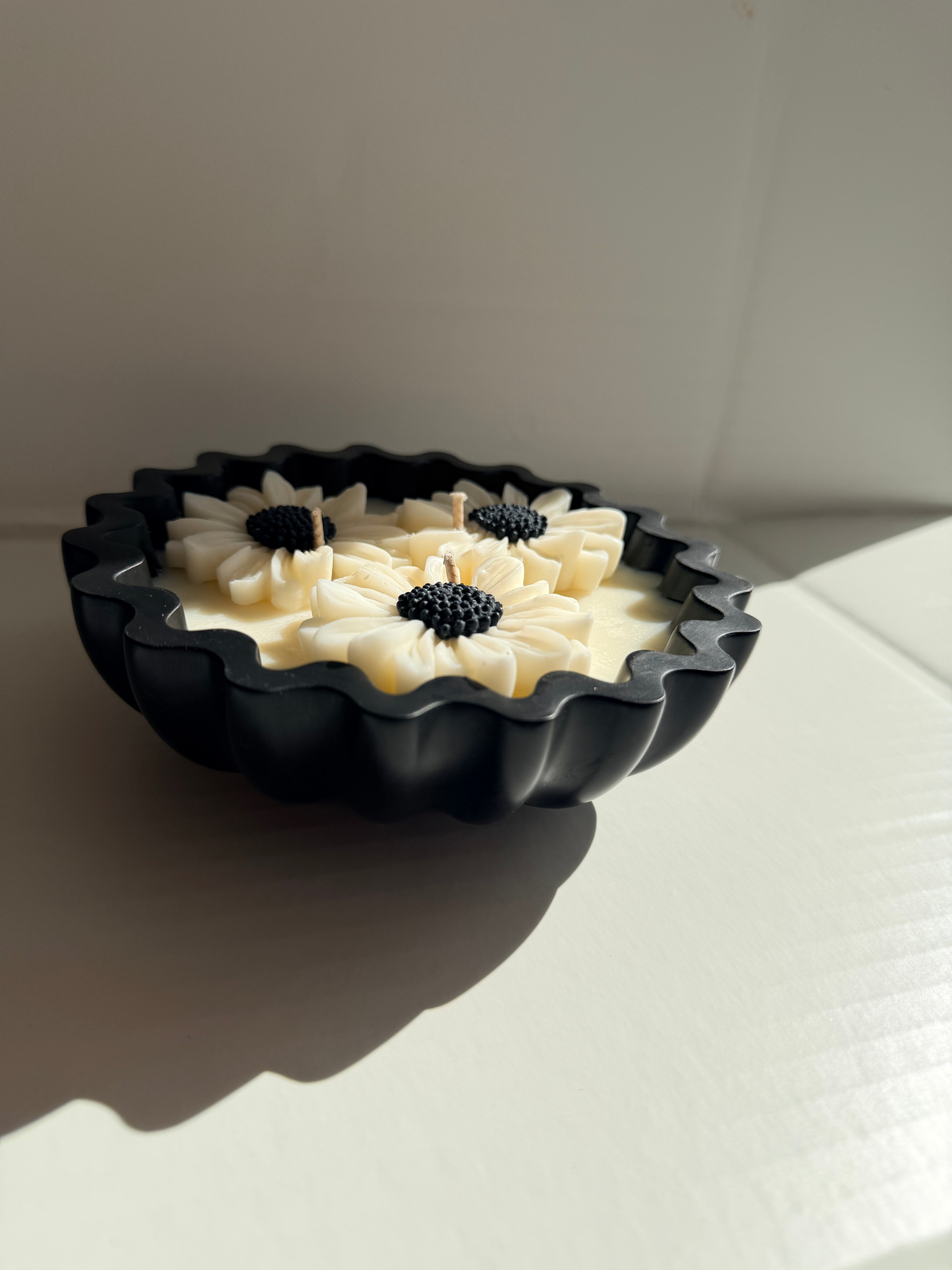 Daisy Bloom Candle Bowl – Handcrafted Decorative Jesmonite Candle No.3 in Black