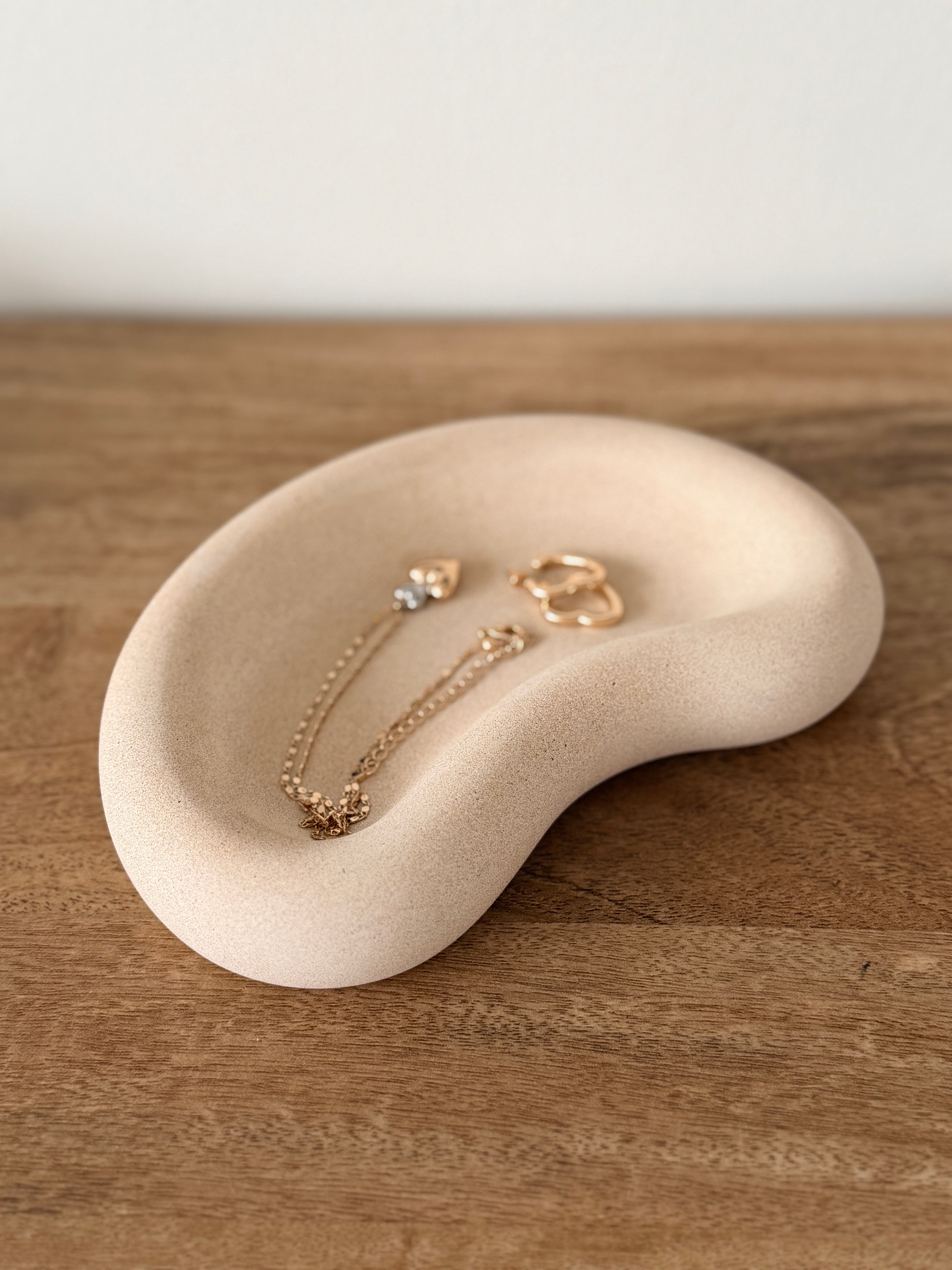 Luna Dish – Handcrafted Kidney-Shaped Jesmonite Tray.