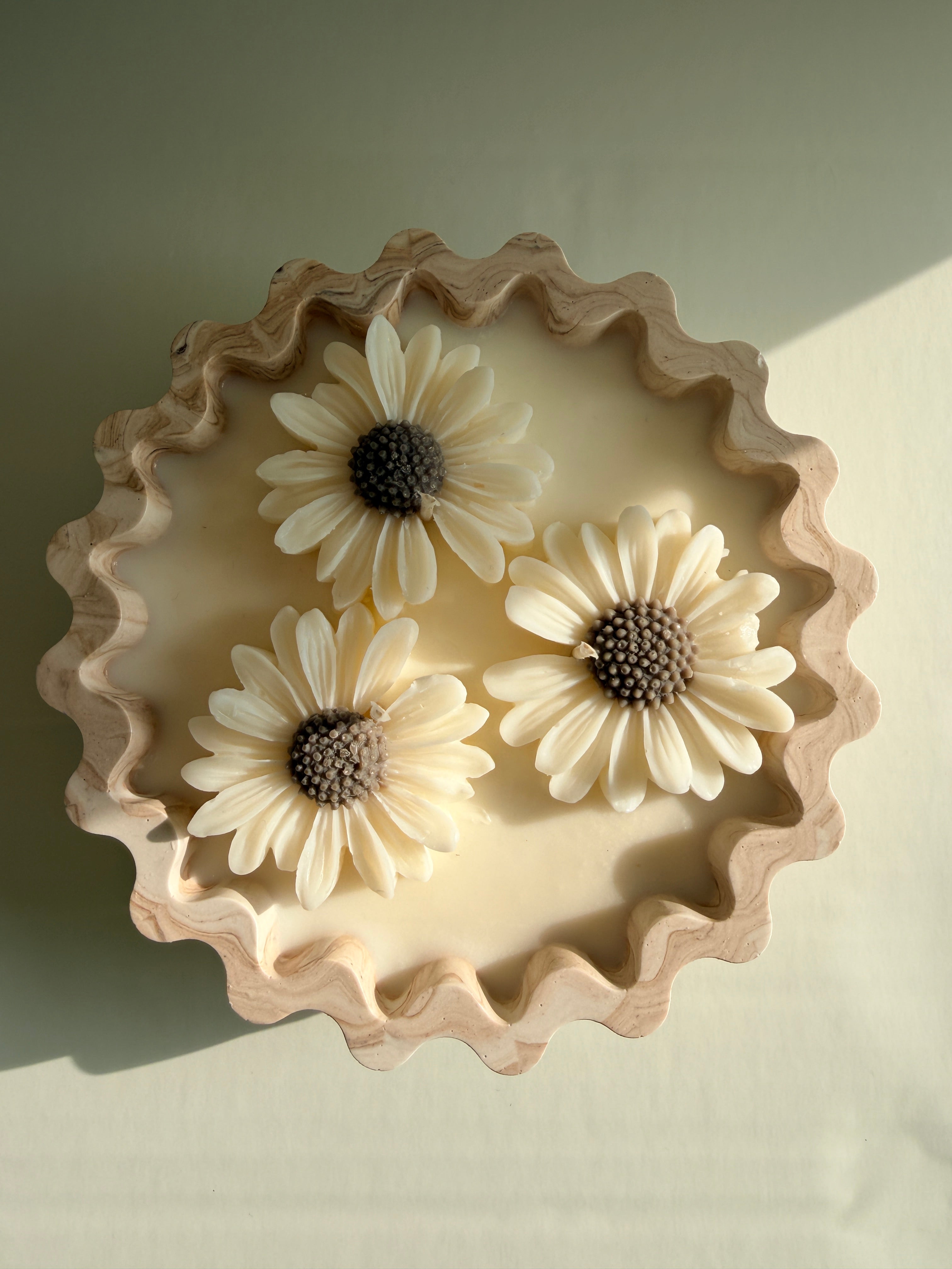 Daisy Bloom Candle Bowl – Handcrafted Decorative Jesmonite Candle No.3