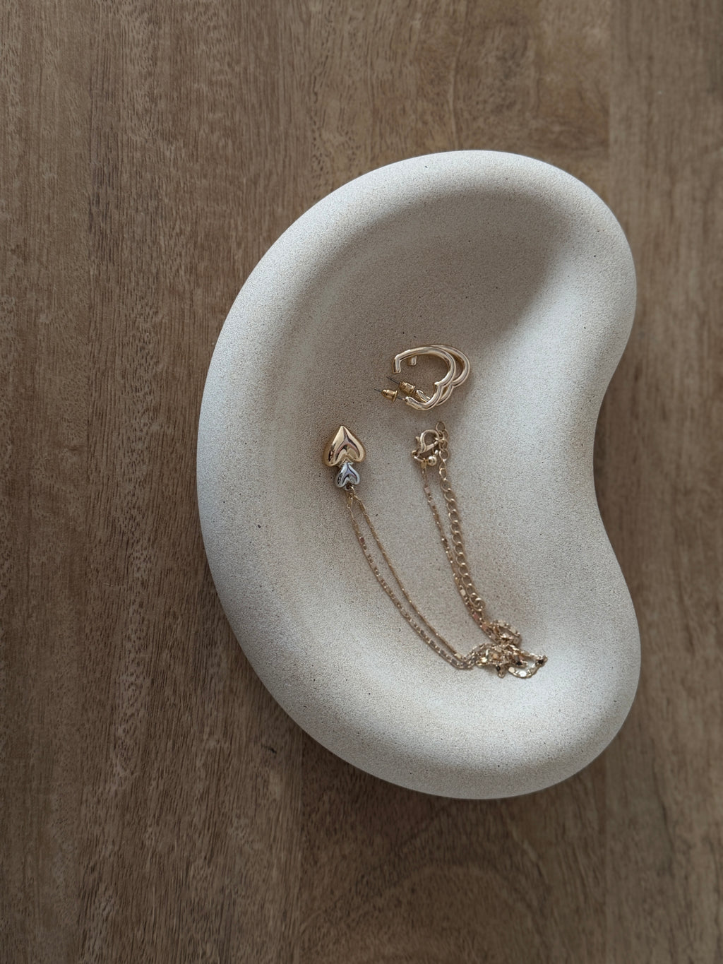 Luna Dish – Handcrafted Kidney-Shaped Jesmonite Tray.
