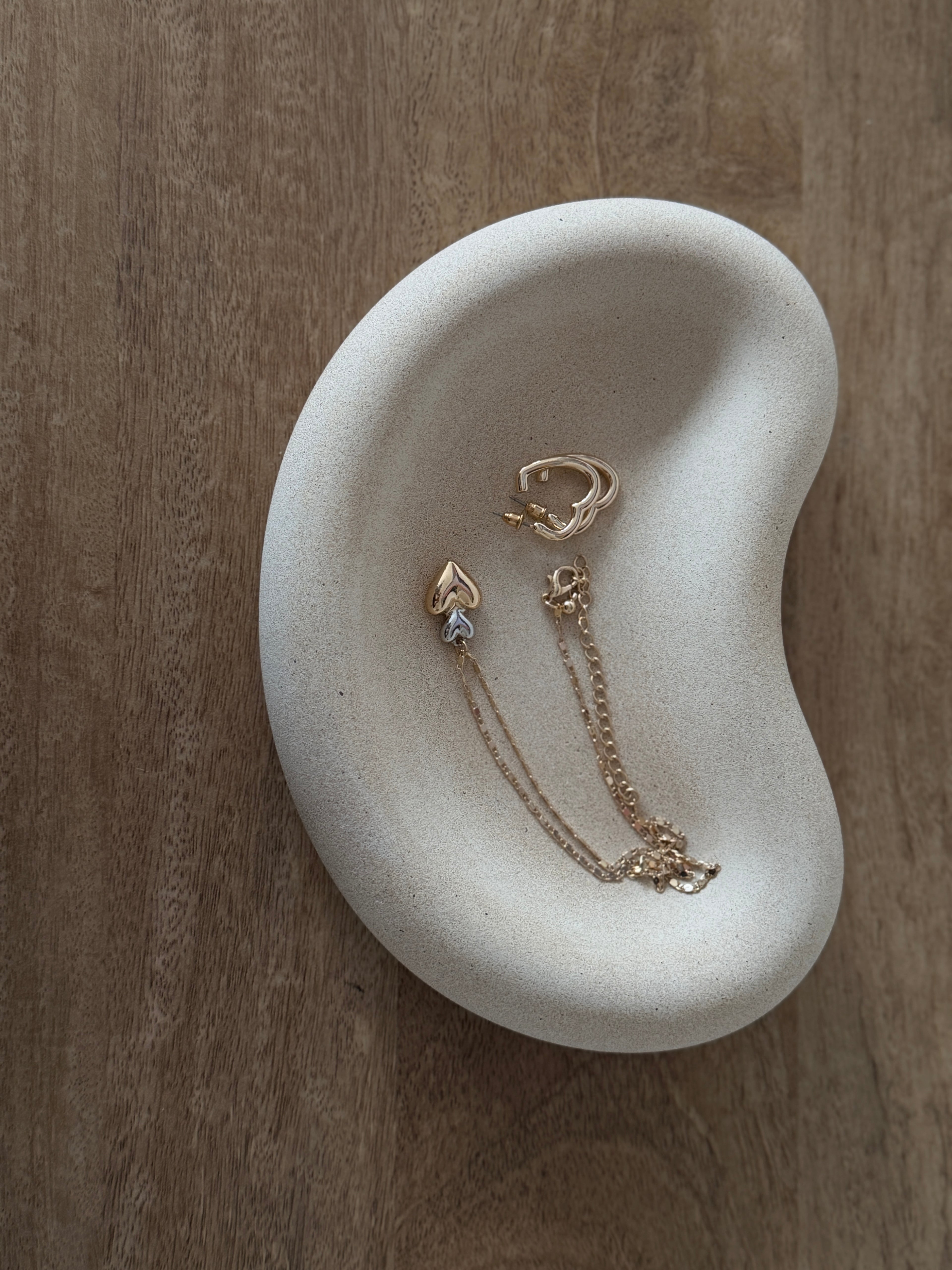 Luna Dish – Handcrafted Kidney-Shaped Jesmonite Tray.
