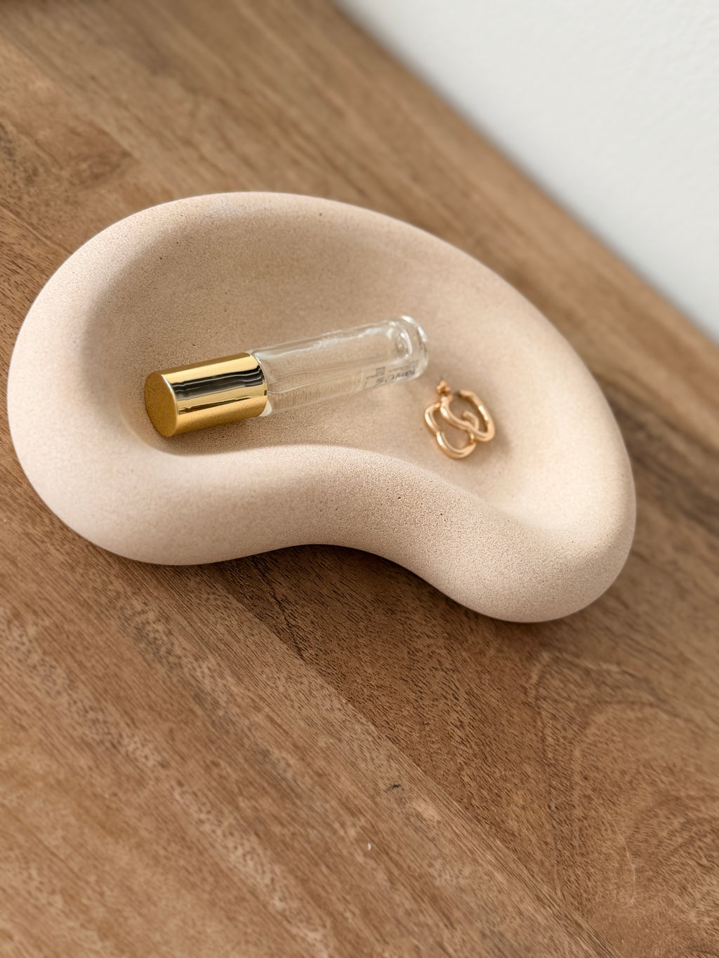 Luna Dish – Handcrafted Kidney-Shaped Jesmonite Tray.