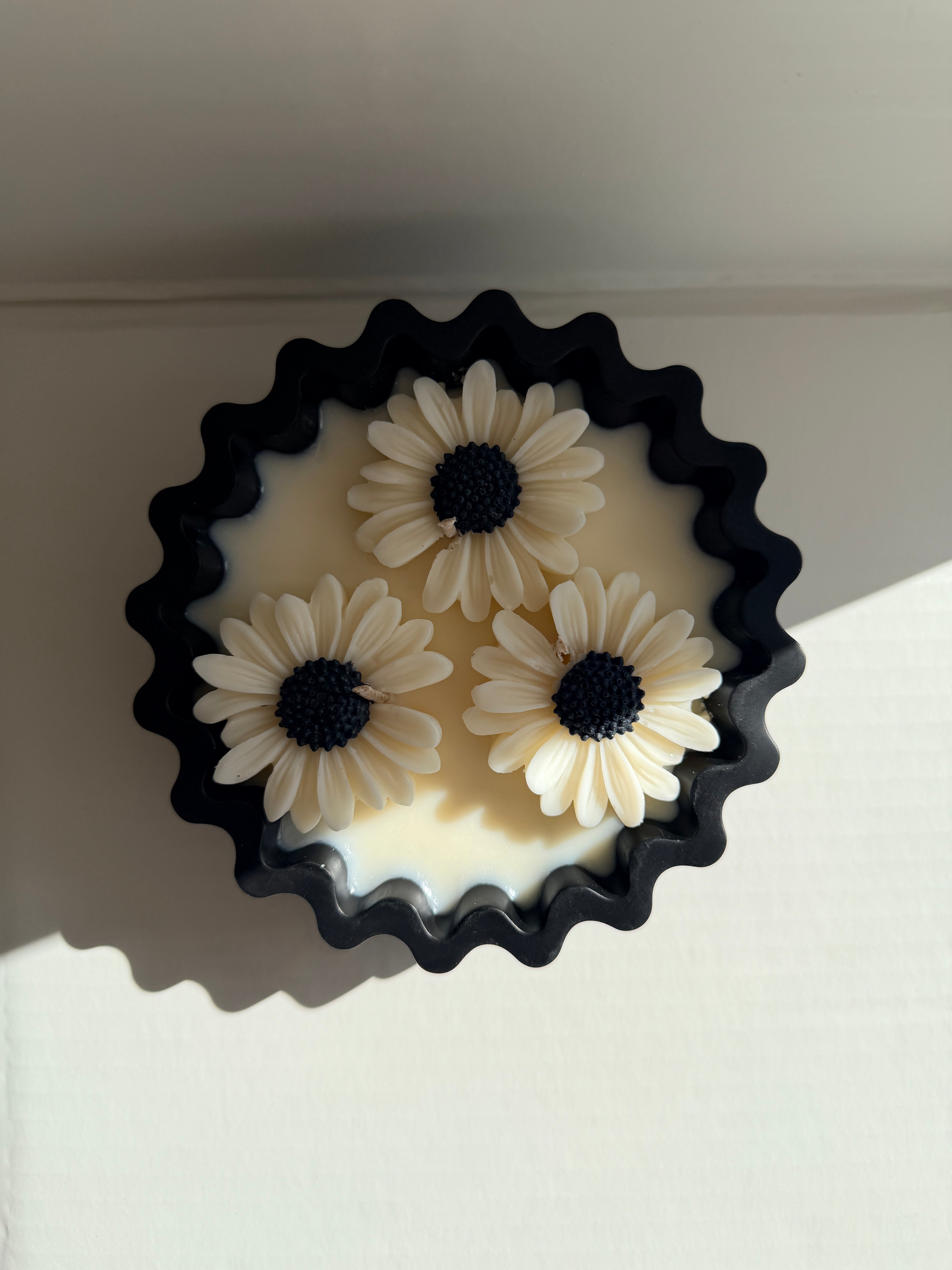 Daisy Bloom Candle Bowl – Handcrafted Decorative Jesmonite Candle No.3 in Black