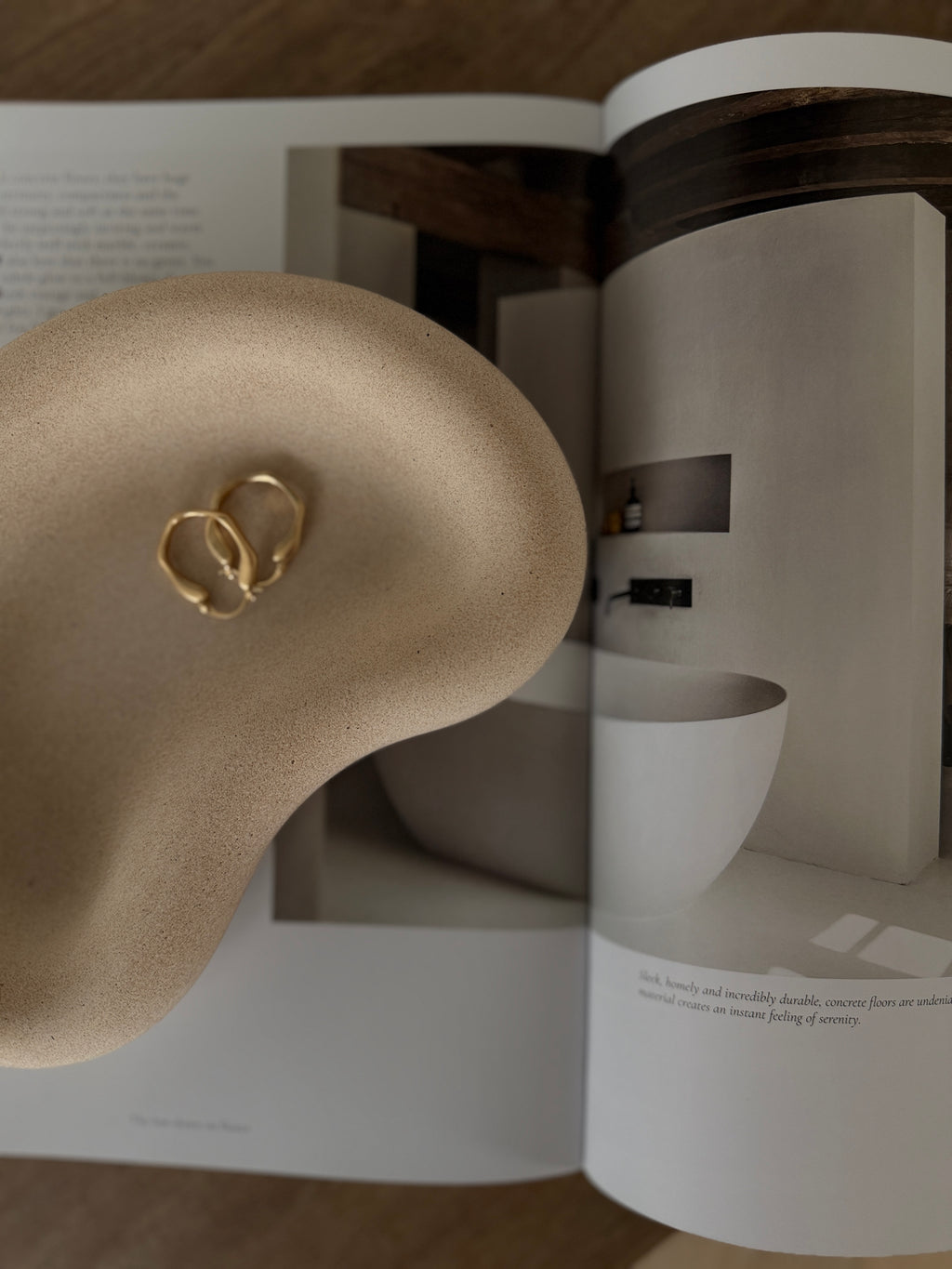 Luna Dish – Handcrafted Kidney-Shaped Jesmonite Tray.