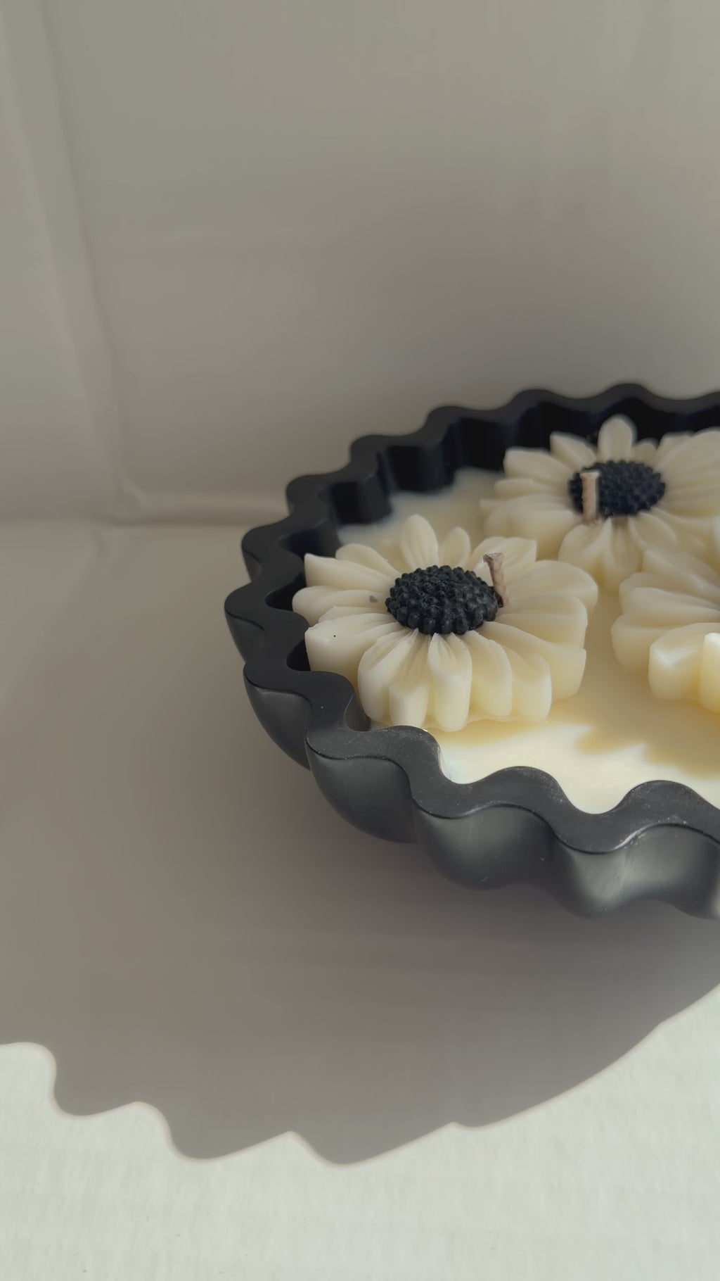 Daisy Bloom Candle Bowl – Handcrafted Decorative Jesmonite Candle No.3 in Black